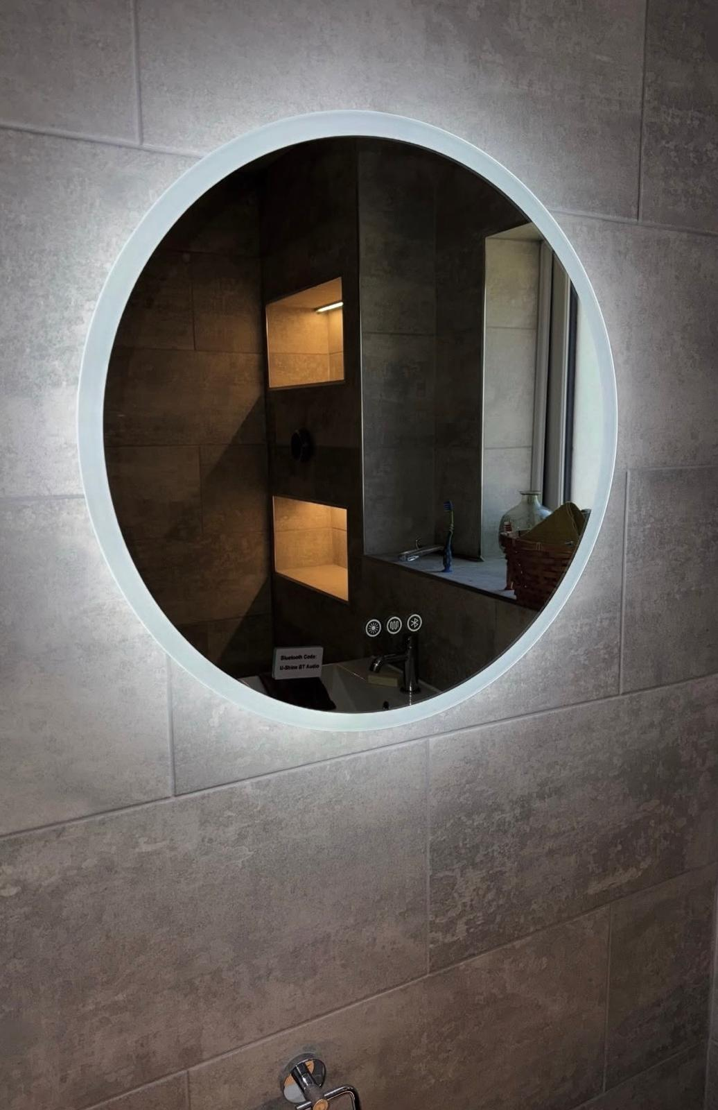 Illuminated bathroom mirror and niche lighting